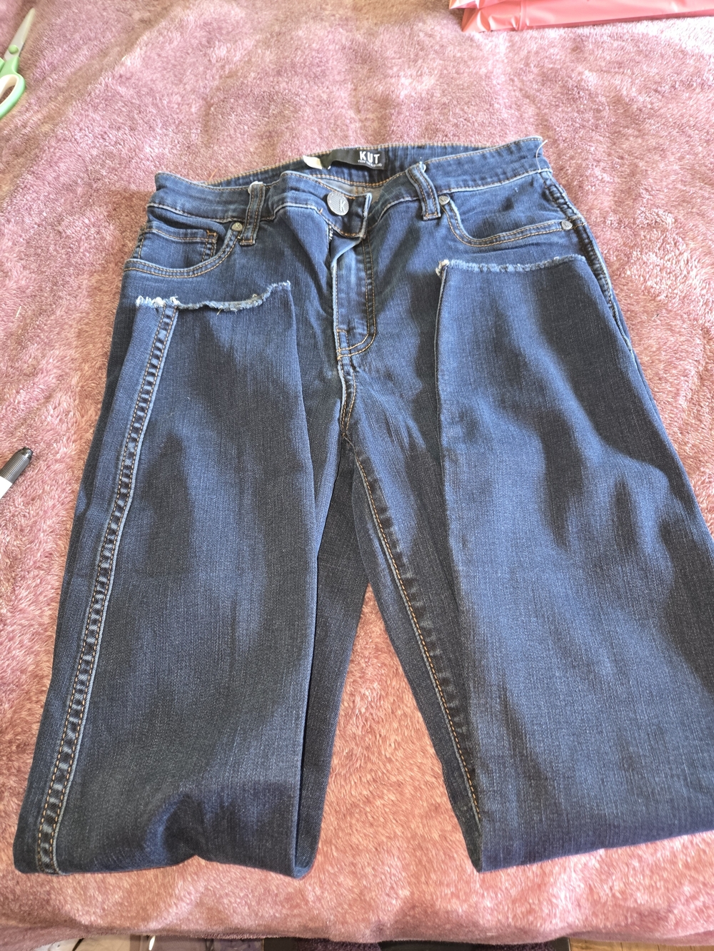 Kut from the Kloth Dark Blue Women's Skinny Jeans With Distressed Bottom Of Leg